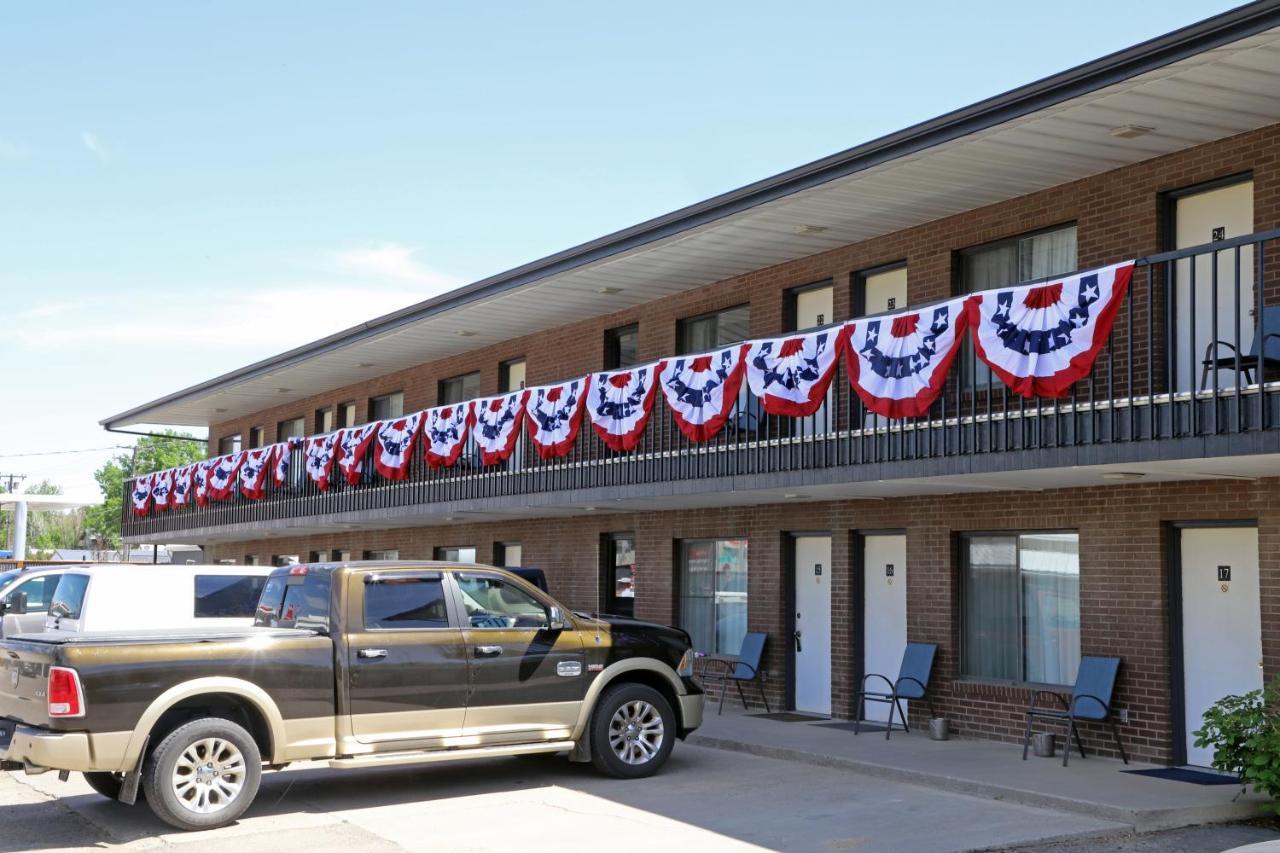 Big Sky Motel Roundup Exterior photo